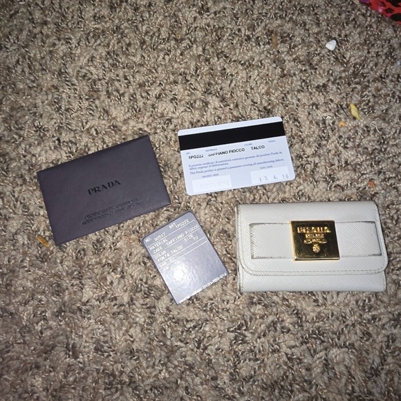 Prada White & Gold 6 Key Holder (EUC)(COMES WITH CARD) - Picture 1 of 8
